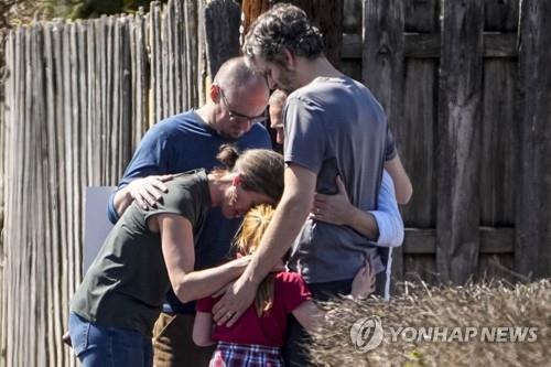 미국 테네시주 초등학교 총기 난사 사건 직후 기도하는 학생과 학부모