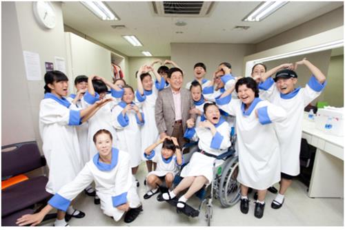 장애인합창단 '영혼의 소리로' 단원들과 이종호 회장