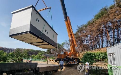  강릉 산불 지역 첫 임시 조립주택 설치