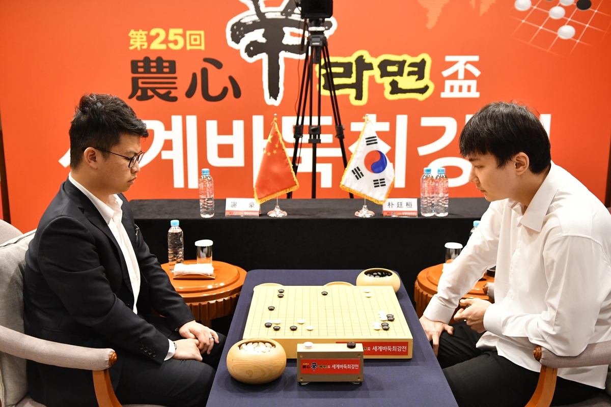 박정환(오른쪽) 9단이 셰얼하오 9단에게 농심배에서 패했다.
