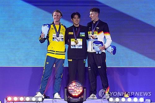 도하 세계선수권대회 금메달을 딴 김우민(가운데). 왼쪽이 일라이저 위닝턴(호주).