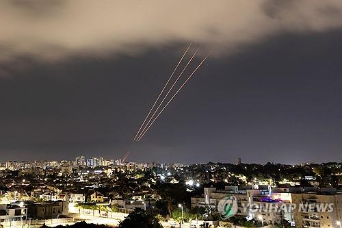 13일 이란의 보복 공습에 대응하는 이스라엘 방공망