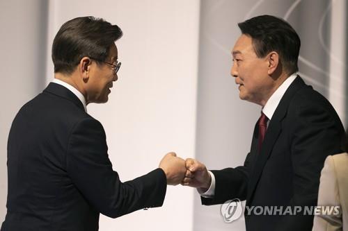 2022년 2월 대선 토론회 당시 이재명 후보와 윤석열 후보