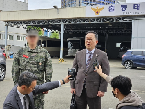 소환 조사 출두한 해병대 제1사단 제7 포병 대대장과 김경호 변호사(오른쪽)