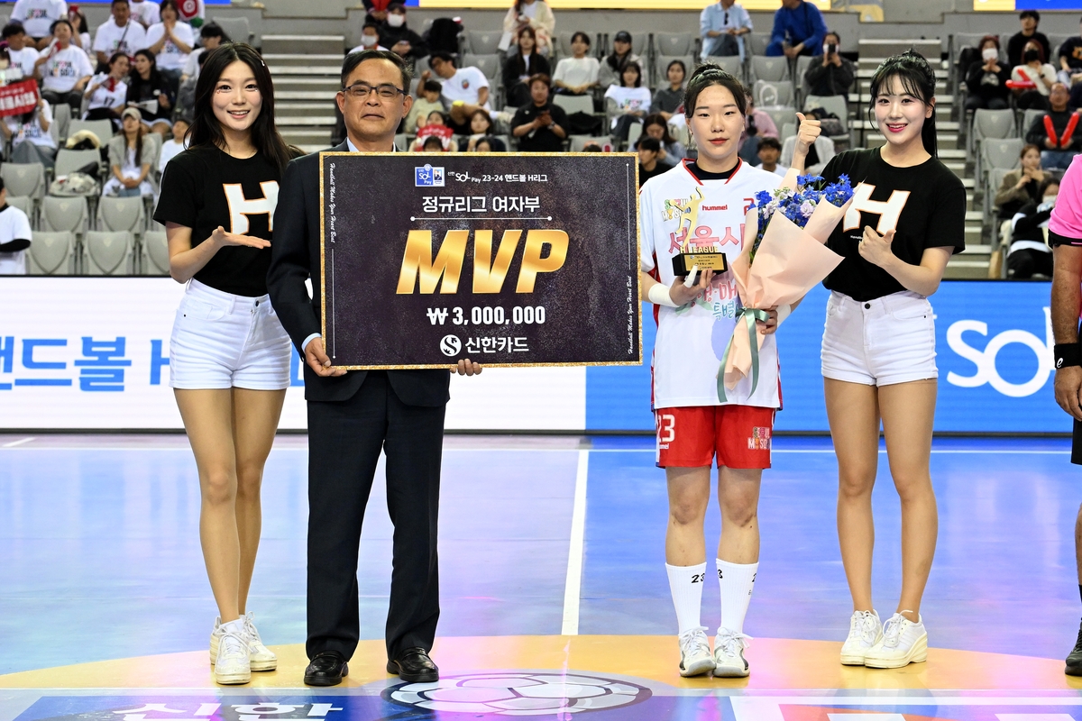 여자부 MVP 우빛나(오른쪽)와 시상자 신한카드 최재훈 부사장.