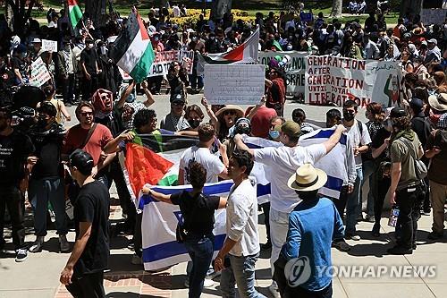 미국 UCLA 캠퍼스에서 맞불시위를 벌이는 친이스라엘·친팔레스타인 시위대