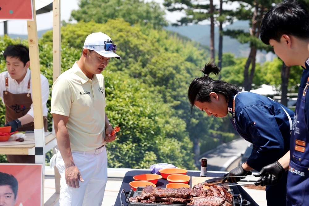 KPGA 선수권대회 개막을 하루 앞두고 한우구이 잔치가 벌어진 대회장.