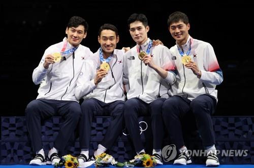 도쿄 올림픽 펜싱 남자 사브르 단체전 금메달을 딴 구본길, 김정환, 김준호, 오상욱