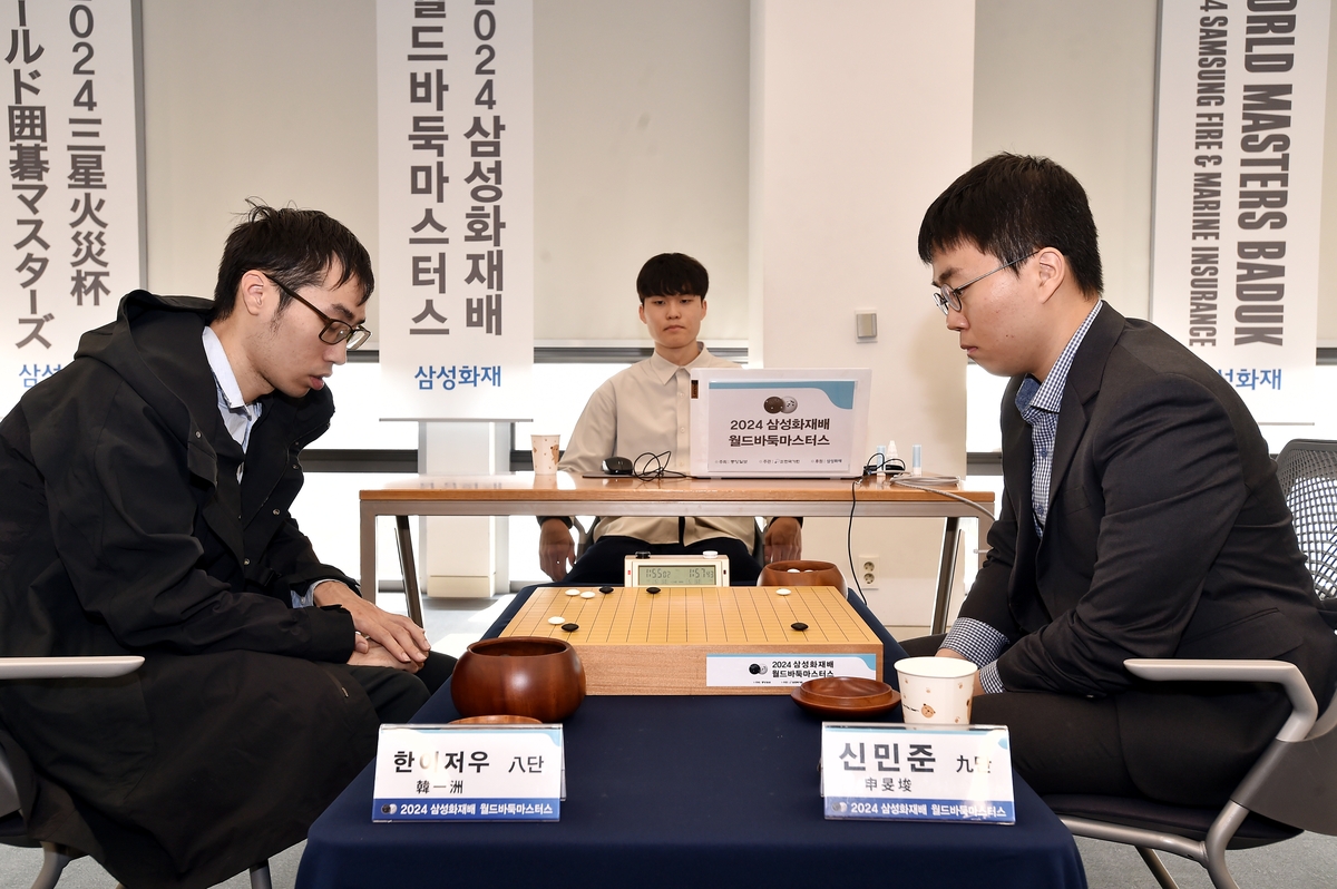 신민준(오른쪽) 9단이 중국의 한이저우 8단을 꺾고 삼성화재배 16강에 올랐다.