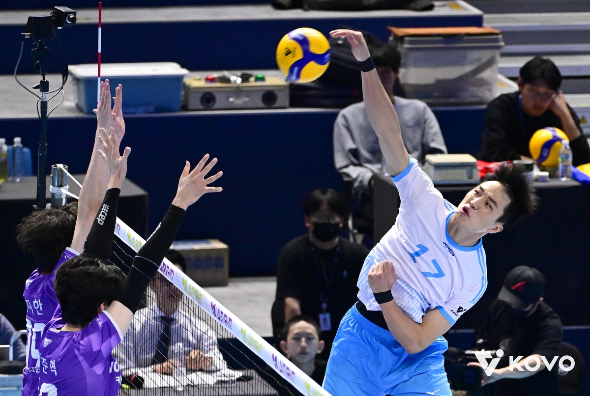 스파이크하는 대한항공의 임동혁(오른쪽)