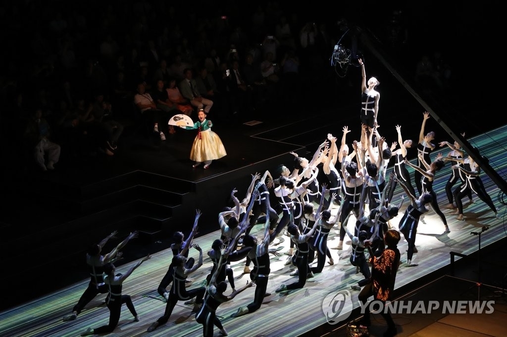 El 28 de julio del 2019, los artistas actúan en el Centro Cultural de Asia, situado en la ciudad de Gwangju, a unos 330 kilómetros al sur de Seúl, para celebrar el cierre del 18º Campeonato del Mundo de la Federación Internacional de Natación (FINA), llevado a cabo, durante 17 días. (ⓒComité Organizador del Campeonato Mundial de la FINA de Gwangju 2019 y Agencia de Noticias Yonhap. Prohibida su reventa y archivo)