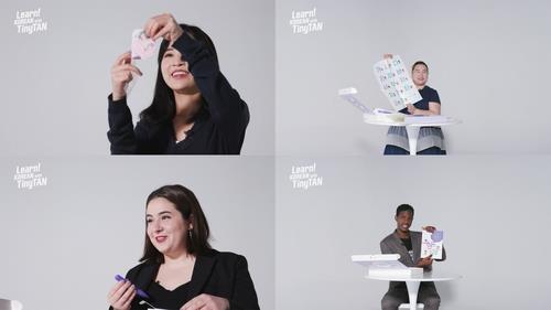 La imagen, proporcionada por Hybe Edu, muestra personas experimentando el kit de aprendizaje de idioma coreano "Learn! Korean with TinyTAN", el cual contiene materiales que involucran a los integrantes de BTS. (Prohibida su reventa y archivo)