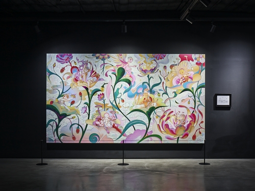 La foto, proporcionada por Hybe Insight, muestra una obra de arte del pintor James Jean, exhibida en el museo musical localizado en el centro de Seúl, que está dedicado a los fanes y artistas de Hybe. (Prohibida su reventa y archivo)