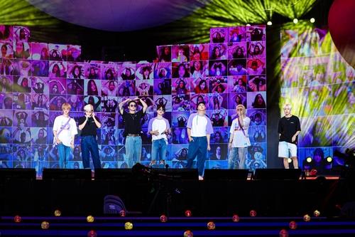 La foto, proporcionada por Big Hit Music, muestra a BTS y sus fanes participando en una reunión virtual celebrada el 13 y 14 de junio de 2021. (Prohibida su reventa y archivo)