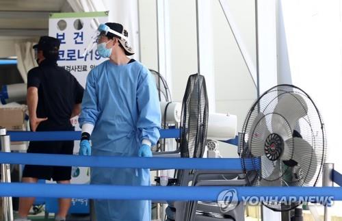 Los casos nuevos de coronavirus aumentan fuera del área capitalina y se extienden las reglas endurecidas de distanciamiento social