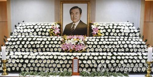 La foto, tomada el 27 de octubre de 2021, muestra el retrato funerario del expresidente Roh Tae-woo, en la funeraria del Hospital de la Universidad Nacional de Seúl, en la capital surcoreana. (Foto del cuerpo de prensa. Prohibida su reventa y archivo)