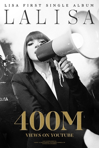 La imagen, proporcionada por YG Entertainment, muestra un póster para conmemorar los 400 millones de visualizaciones en YouTube del videoclip de "LALISA", de Lisa. (Prohibida su reventa y archivo)