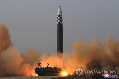 En esta fotografía, publicada por la Agencia Central de Noticias de Corea del Norte (KCNA), se muestra un ICBM Hwasong-17, siendo lanzado, el 24 de marzo de 2022, desde el Aeropuerto Internacional de Pyongyang. El presidente del Comité de Asuntos de Estado norcoreano, Kim Jong-un, aprobó el lanzamiento del misil, que viajó a una altitud máxima de 6.248,5 kilómetros, volando una distancia de 1.090 km, antes de caer en el mar del Este, dijo la KCNA. (Uso exclusivo dentro de Corea del Sur. Prohibida su distribución parcial o total)