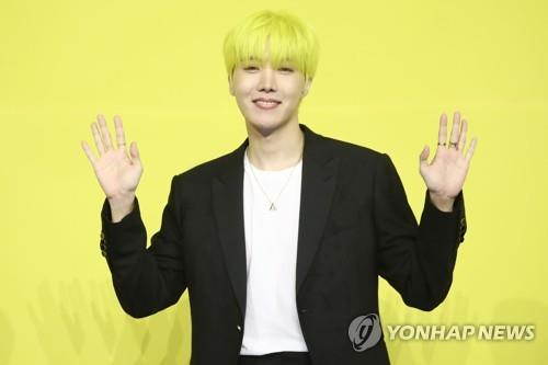 La foto, tomada el 21 de mayo de 2021, muestra a J-Hope, integrante del grupo masculino de K-pop BTS, posando frente a las cámaras, durante una conferencia de prensa global sobre el lanzamiento de "Butter", en Seúl.