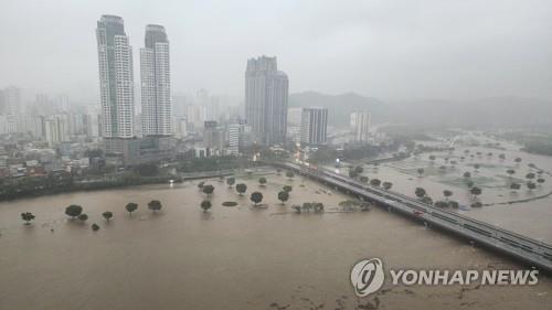 La foto, proporcionada por un lector, muestra un río desbordado, el 6 de septiembre de 2022, en la ciudad costera meridional de Ulsan. (Prohibida su reventa y archivo)