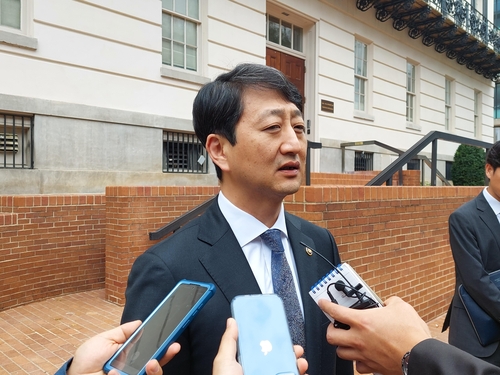 El jefe negociador de comercio surcoreano, Ahn Duk-geun, habla a los periodistas después de reunirse con la representante comercial de EE. UU., Katherine Tai, el 7 de septiembre de 2022 (hora local), en Washington. (Imagen del cuerpo de prensa conjunto. Prohibida su reventa y archivo)
