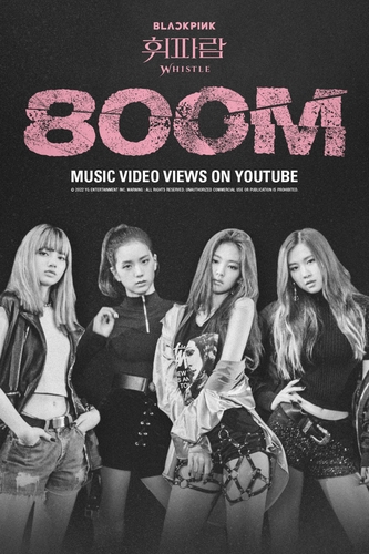 La imagen, proporcionada por YG Entertainment, muestra un póster para conmemorar los 800 millones de visualizaciones en YouTube del videoclip de "Whistle", de BLACKPINK. (Prohibida su reventa y archivo)