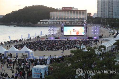Los fanes se reúnen, el 15 de octubre de 2022, para ver en vivo un espectáculo de BTS en pantallas gigantes instaladas en la playa de Haeundae, en la ciudad portuaria sureña de Busan.
