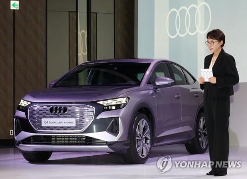 En la foto de archivo, tomada el 5 de septiembre de 2022, se muestra a la directora ejecutiva de Audi Korea, Lim Hyun-ki, realizando un informe, en una conferencia de prensa, en el Hotel Four Seasons de Seúl, sobre el lanzamiento planeado, a lo largo del mismo mes, del SUV Q4 e-tron 40 y su versión "sportback".