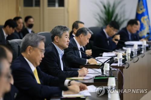 El asesor jefe de seguridad nacional, Cho Tae-yong (cuarto por la izda.), habla durante una reunión de emergencia del Consejo de Seguridad Nacional, celebrada, el 29 de mayo de 2023, en Seúl.