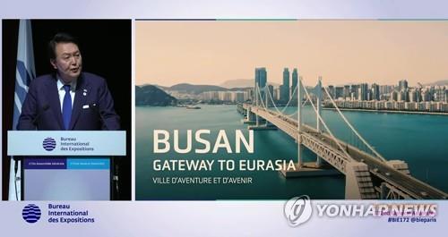 La foto de archivo, tomada el 20 de junio de 2023 (hora local), muestra al presidente, Yoon Suk Yeol, ofreciendo una presentación, a fin de promover la candidatura surcoreana para celebrar la Expo Mundial 2030 en la ciudad de Busan, en el sudeste del país, en la 172ª asamblea general de la Oficina Internacional de Exposiciones (BIE, según sus siglas en francés) en Issy-les-Moulineaux, cerca de París, Francia.