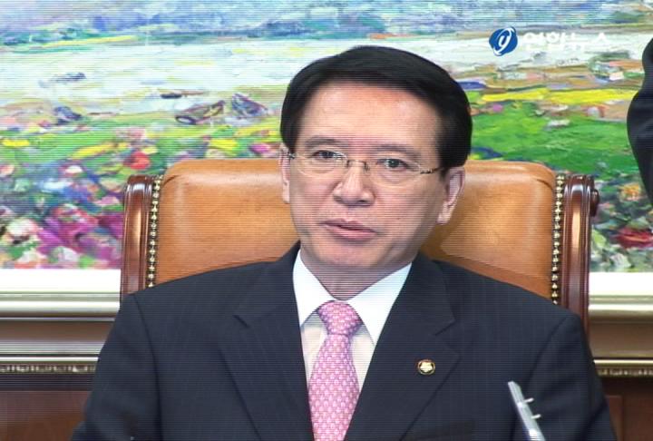 김의장 "비정규직법, 여야합의로 처리해야"
"'시행유예' 임시미봉책 아닌 근본해결책 고민해야"
"미디어법, 문방위에서 충분한 논의 거칠 것"
(서울=연합뉴스) 심인성 기자 = 김형오 국회의장은 1일 여야간 비정규직법 개정협상이 결렬된 것과 관련, "국회는 이제부터라도 심도 있는 연구와 논의를 통해 일시적 시행유예라는 임시미봉책이 아니라 우리나라 고용구조 문제에 대한 근본 해결책을 고민해 주기를 바란다"고 밝혔다.
김 의장은 이날 국회의장실에서 기자회견을 갖고 "비정규직법은 여야 합의로 처리해야 한다"면서 이같이 말했다.
김 의장은 "여야 지도부는 밤을 새워서라도 타협하고 합의해 달라"면서 "핵심 쟁점인 유예기간의 문제는 서로 마음을 연다면 얼마든지 타협할 수 있는 사안이라고 본다. 해당 상임위도 이 문제에 대해 정상적 논의를 진행해야 할 책임이 있다"고 강조했다. 특히 김 의장은 "국민과 민생을 돌봐야 할 국회가 미리미리 이 사회적 혼란 가능성에 대비하지 못하고 결국 이 같은 상황에 이른 것에 대해 국회의장으로서 참으로 안타깝게 생각한다"면서 "이 문제에 관여된 모든 당사자가 책임을 통감해야 한다"고 지적했다.
또 "여야는 자기 논리를 앞세워 타협을 이뤄내지 못했다"면서 "직권상정에 의존하는 여당, 등원을 거부하며 국회 중앙홀을 점거한 야당 모두 자신들의 정치력 부족과 무책임함을 반성해야 한다. 자신의 주장이 관철되지 않는다고 협상장을 뛰쳐나온 측도 그 책임을 결코 면할 수 없다"고 여야와 노동계를 싸잡아 비판했다.
김 의장은 "민생을 챙기는 일은 정치의 기본이며, 당리당략이 민생을 우선할 수는 없다"면서 "고통을 겪는 국민이 없도록 하는 것이 정치의 기본인데 지금 우리 정치는 그런 기본에서 한참 멀리 떨어져 있다. 이제는 의회민주주의 기본으로 돌아가야 하며 그러면 모든 문제를 해결할 수 있다"고 역설했다.
김 의장은 이와 함께 미디어법 처리와 관련, "지난 3월2일 합의 정신을 존중해 처리하되 여야가 해당 상임위에서 충분한 논의를 거치도록 하겠다"면서 "아직 시간은 충분하며, 또 해당 상임위에서의 논의는 누구 방해도 받지 않고 정상적으로 진행돼야 한다"고 말했다.
<영상취재.편집=배삼진 기자, 김성수.지용훈 VJ>