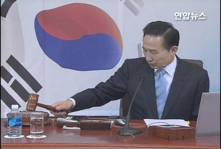 李대통령, 전군 주요지휘관 회의 주재
천안함 후속대책 논의..안보시스템 개선방향 등 제시
(서울=연합뉴스) 이승관 기자 = 이명박 대통령은 4일 전군 주요 지휘관 회의를 주재, 천안함 침몰사건 후속대응 방안 등을 논의한다.
이 대통령이 이례적으로 전군 지휘관 회의를 직접 주재키로 한 것은 천안함 침몰 원인에 대한 조사가 본격화하고 있는 시점에서 군(軍) 안보태세를 점검하고 후속 대책 마련을 논의하기 위한 취지로 받아들여진다.
이날 회의에서 이 대통령은 해이해진 국민 안보의식에 대한 자성을 당부하면서 차제에 국가안보시스템 재점검 필요성을 지적하며 구체적인 개선방향을 제시할 것으로 알려졌다. 아울러 천안함 침몰사건의 원인이 규명될 경우 `단호한 대응'도 거듭 강조할 것으로 전해졌다.
특히 이 대통령은 회의 주재후 참석자들과 오찬을 함께 하면서 군에 대한 격려의 메시지도 전한다는 계획이다.
회의는 1,2부로 나눠 진행될 예정으로, 이 대통령은 오전 10시 30분부터 약 1시간동안 진행되는 1부 회의를 주재하고 김태영 국방부 장관으로부터 `천안함 사건에 대한 교훈 및 대책'을 보고받을 예정이다. 이날 회의에는 김태영 장관과 함께 이상의 합참의장, 한민구 육군참모총장, 김성찬 해군참모총장, 이계훈 공군참모총장, 이홍희 해병대사령관을 비롯한 육군 중장급 이상, 해.공군 소장급 이상 지휘관 등 150여명이 참석한다.
humane@yna.co.kr
<편집:김경미>
vividmei@yna.co.kr