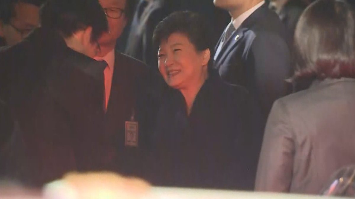 [현장영상] 박 전 대통령, 웃으며 사저 복귀…지지자에 손 흔들기도