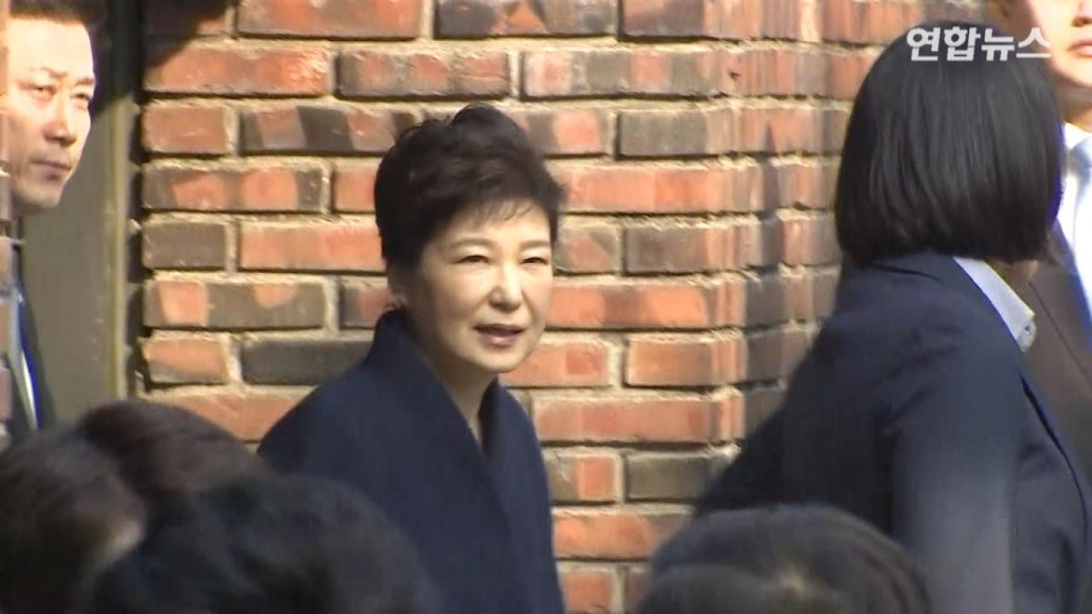 朴前大統領　容疑者として検察に出頭（３月２１日）