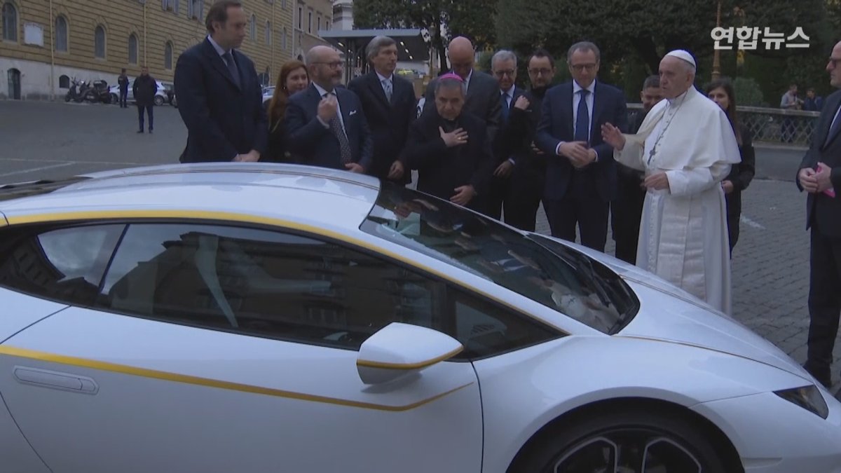 [현장영상] 람보르기니 선물 받은 프란치스코 교황