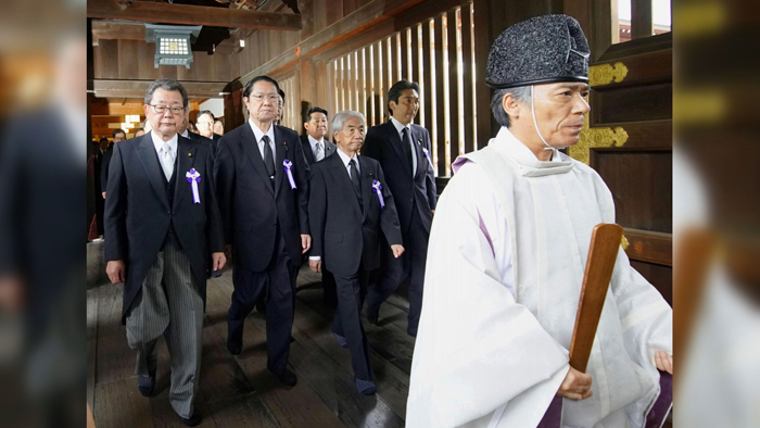 日아베, 야스쿠니신사 공물…의원들 집단참배