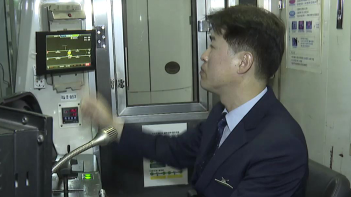 "추석도 평일처럼"…일터로 향하는 사람들