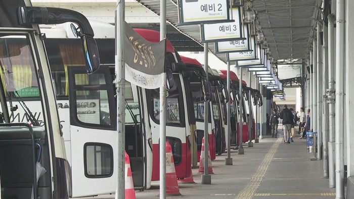 귀경객 행렬 속 역귀성도…이 시간 고속터미널