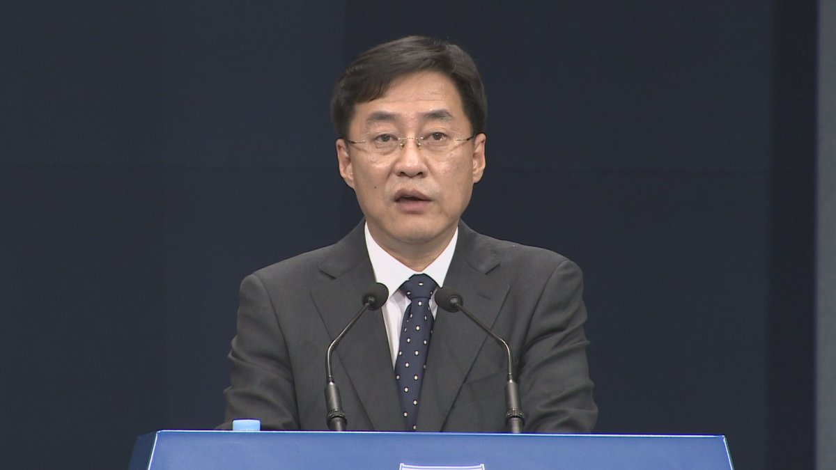 靑 "선거와 거리두고 코로나19 대응 매진"