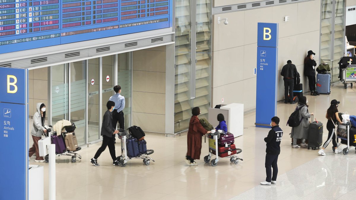 어제 104명 추가 확진…55%가 해외 유입