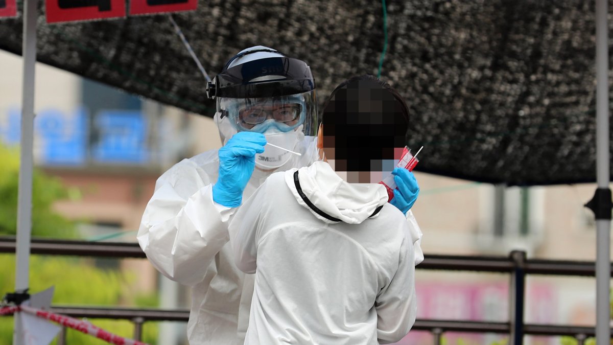 신규확진 51명…아파트·차부품사·초등학교 잇단 감염