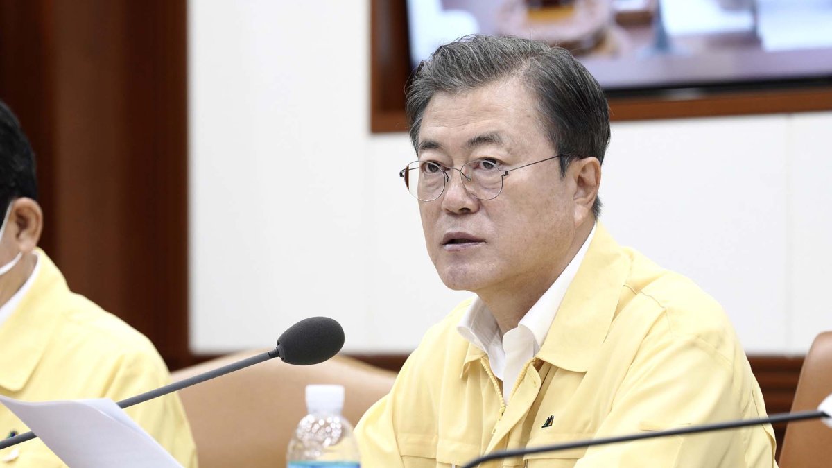 문 대통령 국정 지지율 40%대 붕괴…취임 뒤 최저
