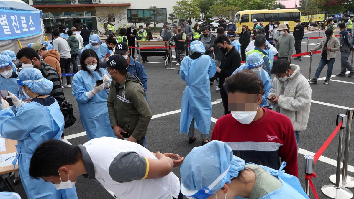 Los casos diarios de coronavirus vuelven a caer por debajo de 600 debido a menos pruebas realizadas y preocupan las variantes en medio del despliegue de las vacunas