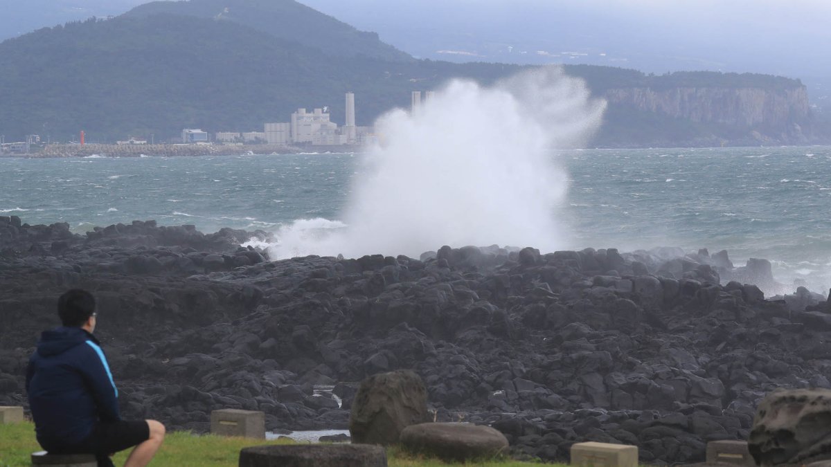 내일부터 태풍 '찬투' 직접 영향…제주 비바람