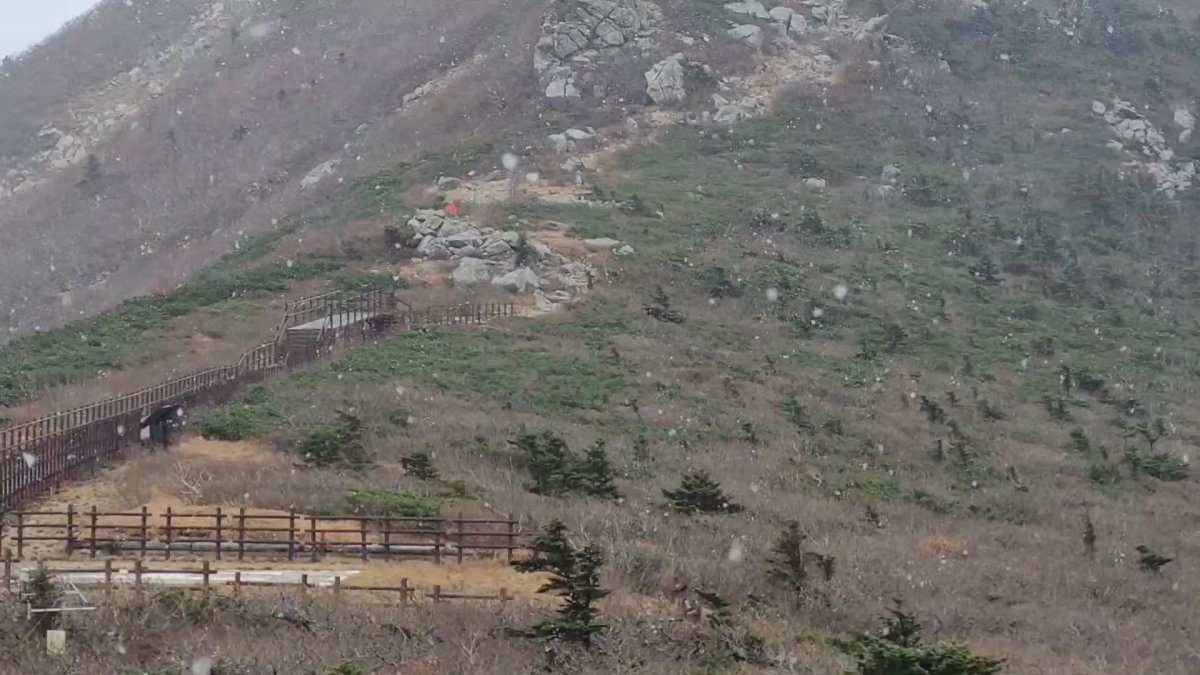 설악산 첫눈 관측…지난해보다 15일 일러