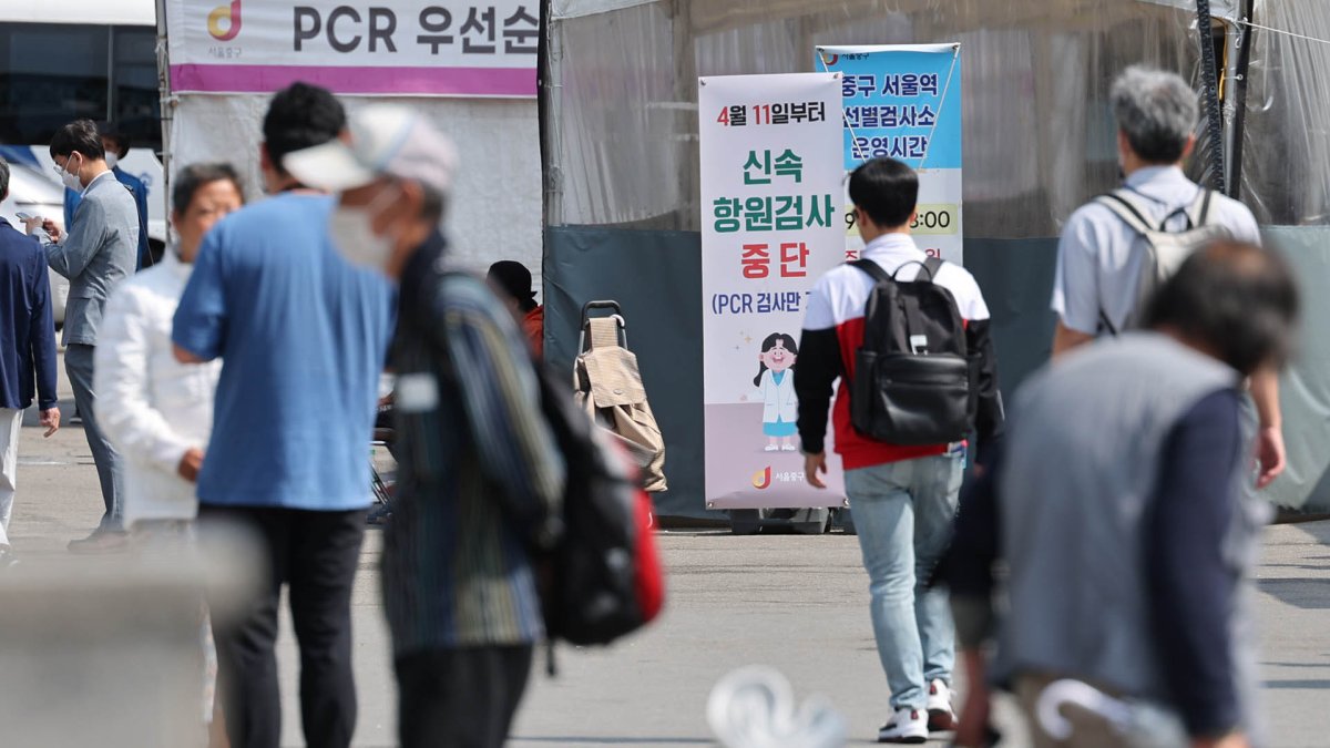 보름째 1만 명 미만 확진…격리자 재정 지원 축소