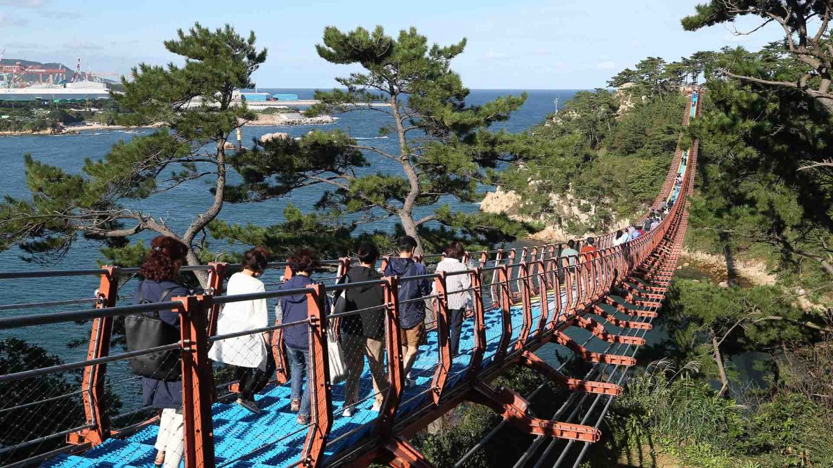 울산 대왕암 출렁다리 개통 1년…174만 명 다녀가