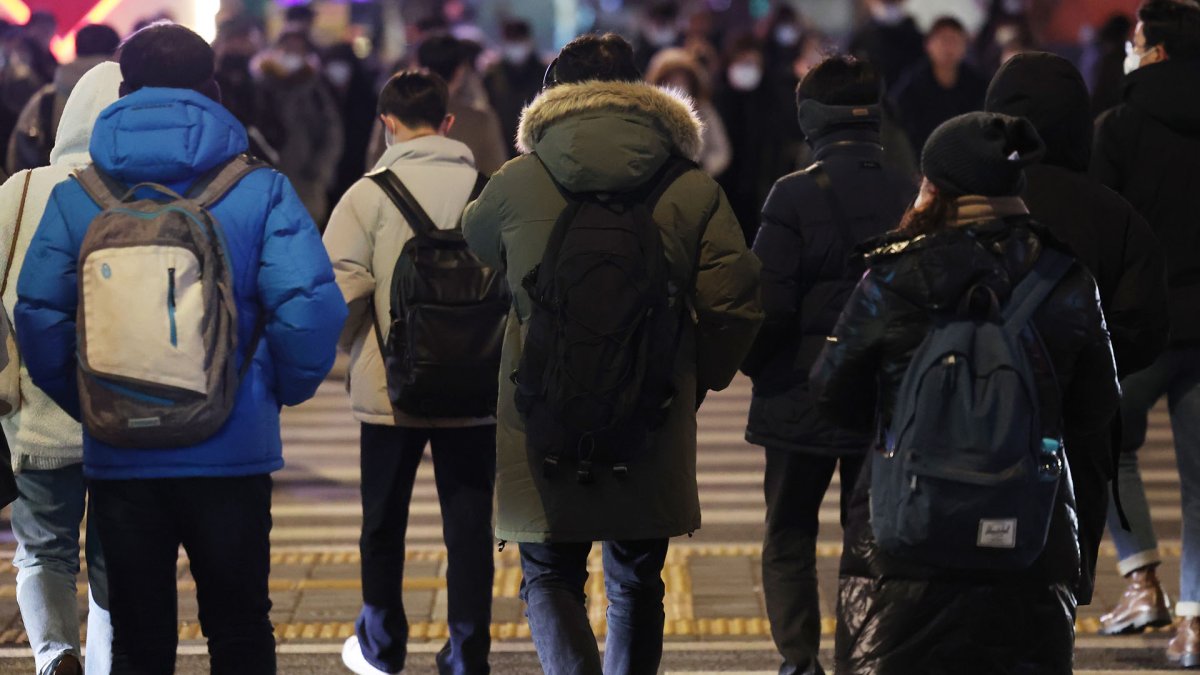 눈 그쳤지만 '빙판길'…퇴근길 안전 주의