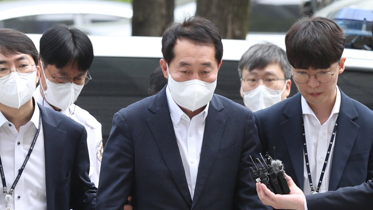 검찰, 강래구 구속기소…"돈봉투 88개 전달 관여"