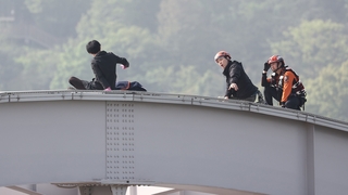Un hombre es detenido tras protestar durante 5 horas en lo alto del puente Hangang